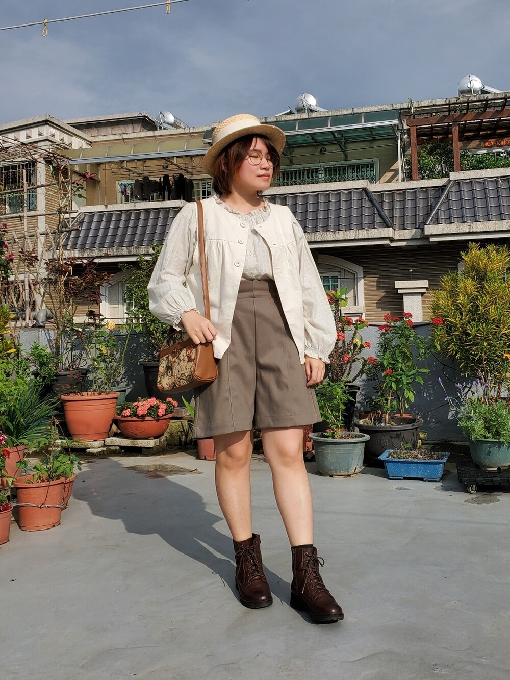 グリーン系のシャツ/ブラウス、グリーン系のその他パンツ、ブラウン系のブーツを着用したレディースの春コーディネートの3枚目の写真