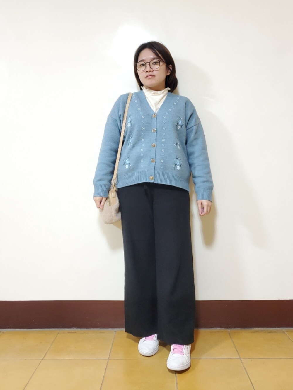 「新星WEARISTAにエントリー、ootd、秋冬コーデ、冷色系、大人カジュアル、大人コーデ、低身長、低身長コーデ、刺繍」｜「UNIQLOの無縫羽絨連帽外套 BLUE  L（ダウンジャケット/コート、ブルー系）」を使った、呱呱🍯さん（レディース・152cm）の冬コーディネートの2枚目の写真