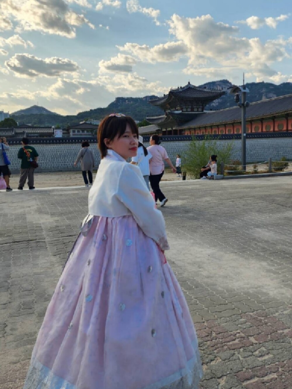 「秋服まるっと大公開、ootd、街頭穿搭、復古、韓国、韓国コーデ、低身長、低身長コーデ、大人カジュアル」｜「Koreaのアイテム（水着/着物・浴衣、ピンク系）」を使った、呱呱🍯さん（レディース・152cm）の秋コーディネートの5枚目の写真
