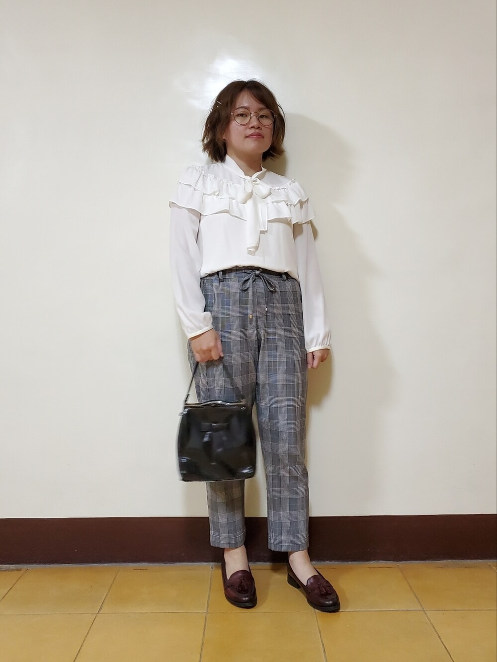 ピンク系のブルゾン、ホワイト系のシャツ/ブラウス、その他のスラックスを着用したレディースの春コーディネートの3枚目の写真