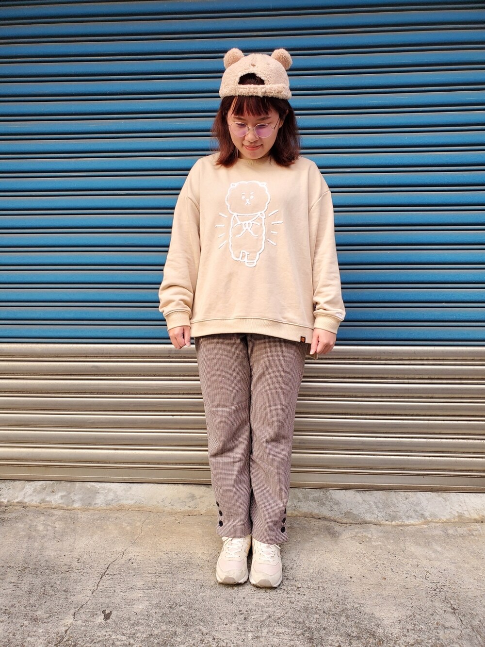 グリーン系のダウンジャケット/コート、ベージュ系のTシャツ/カットソー、ブラウン系のパンツを着用したレディースの春コーディネートの2枚目の写真