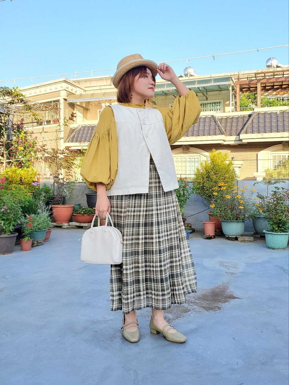 「春コーデ、大人カジュアル、大人コーデ、チェック柄、チェック柄スカート、チェック柄に恋してる、差し色、色違いコーデ」｜「Editt by YECCA VECCAのフリルギャザーブラウス　＊◆（シャツ/ブラウス、イエロー系）」を使った、呱呱🍯さん（レディース・152cm）の春コーディネートの2枚目の写真
