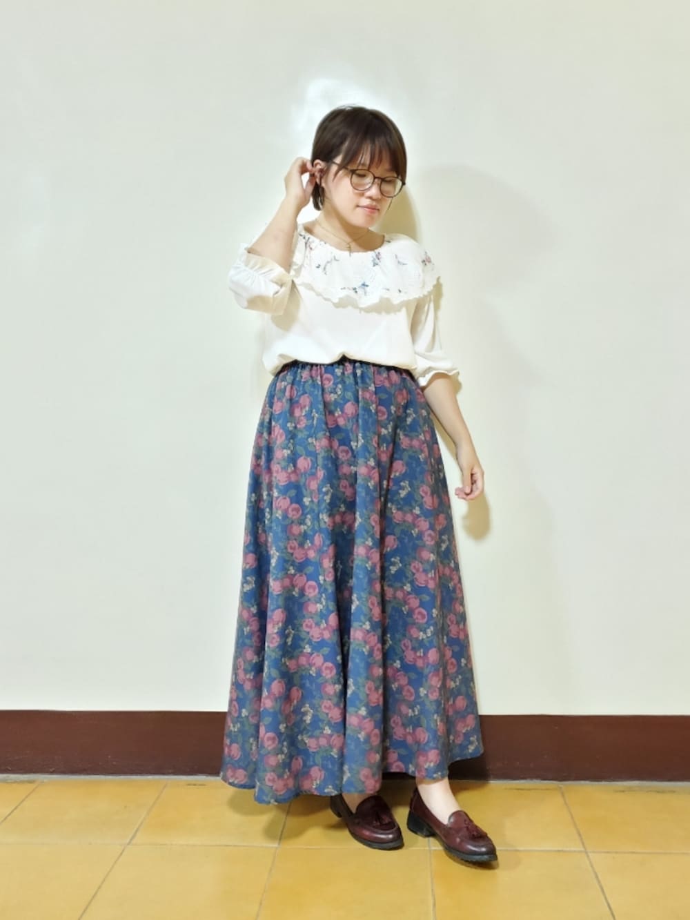 「ootd、街頭穿搭、休閒、復古、vintage、花柄、花柄スカート、大人カジュアル、大人女子、低身長、低身長コーデ」｜「zoeのアイテム（ジャケット/アウター、グリーン系）」を使った、呱呱🍯さん（レディース・152cm）の秋コーディネートの3枚目の写真