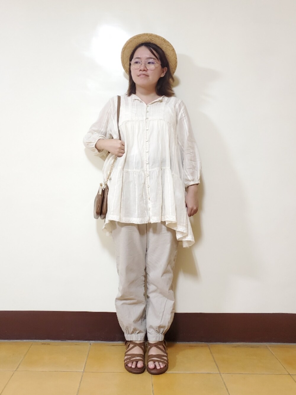 ホワイト系のシャツ/ブラウス、ホワイト系のキャミソール、ベージュ系のその他パンツを着用したレディースの夏コーディネートの3枚目の写真
