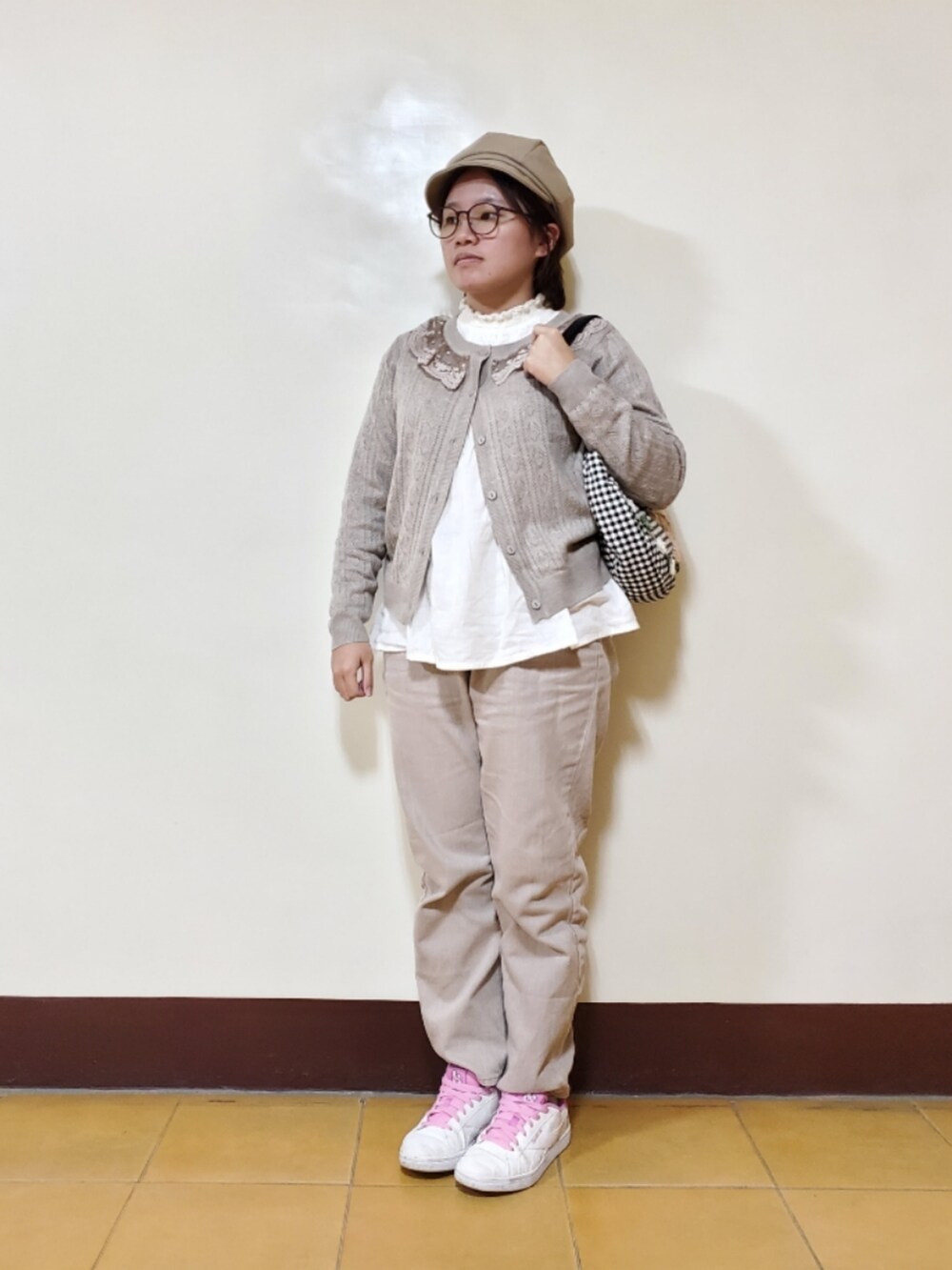 「新星WEARISTAにエントリー、ootd、街頭穿搭、秋コーデ、冬コーデ、大人カジュアル、大人コーデ、低身長、低身長コーデ、淡色コーデ」｜「CAMURのアイテム（ニット/セーター、ブラウン系）」を使った、呱呱🍯さん（レディース・152cm）の冬コーディネートの3枚目の写真