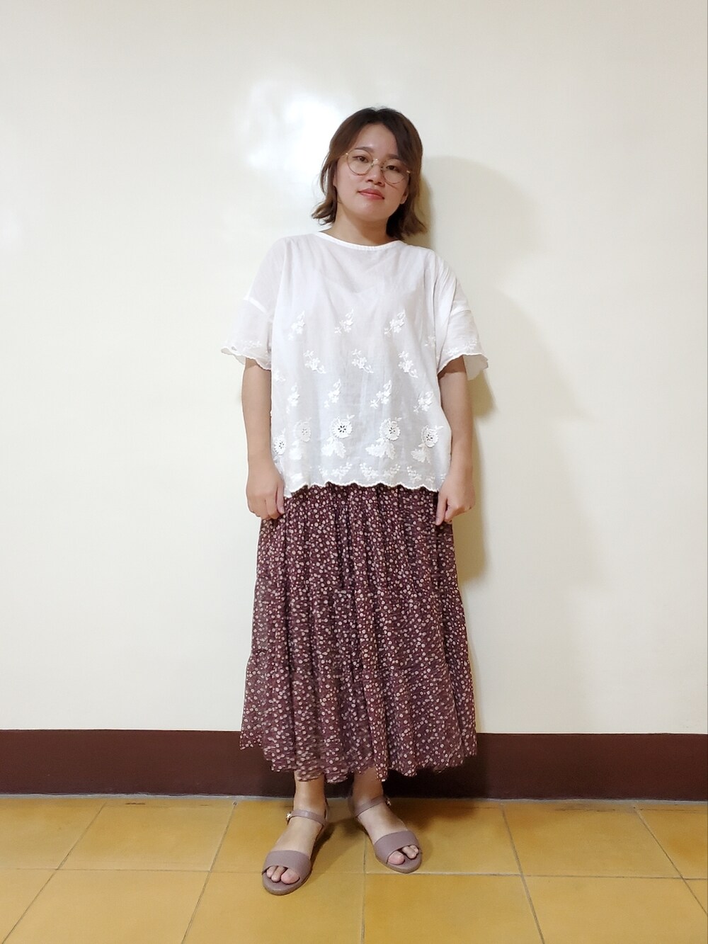 ホワイト系のシャツ/ブラウス、レッド系のスカート、ピンク系のサンダルを着用したレディースの夏コーディネートの3枚目の写真