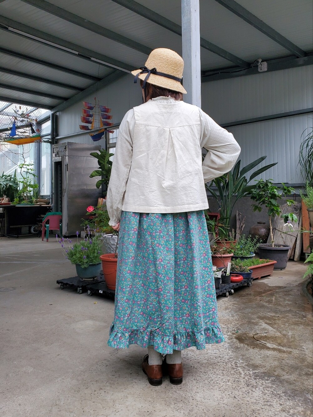 グリーン系のシャツ/ブラウス、グリーン系のスカート、ブラウン系のシューズを着用したレディースの春コーディネートの4枚目の写真