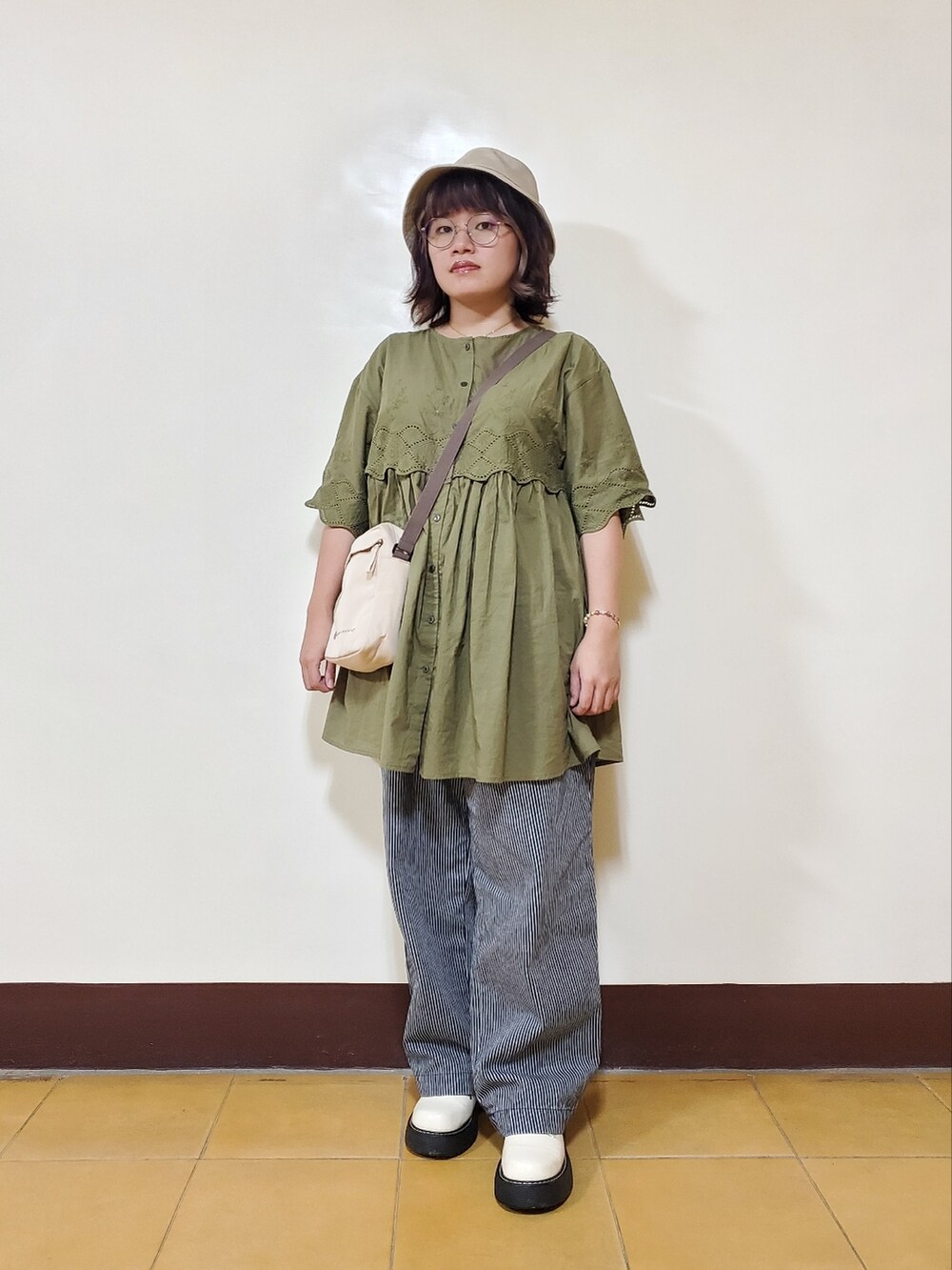 「秋コーデ、大人カジュアル、大人コーデ、刺繍、刺繍シャツ、混搭、休閒、配色」|「earth music&ecologyの3wayマウンテンパーカー *(マウンテンパーカー、ベージュ系)」を使った、呱呱🍯さん(レディース・152cm)の秋コーディネートの4枚目の写真