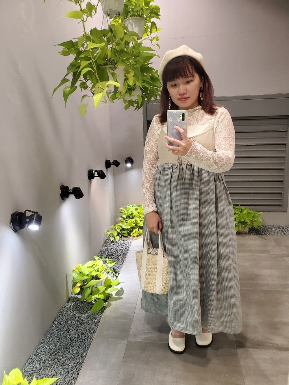 ホワイト系のTシャツ/カットソー、グリーン系のジャンパースカート、ホワイト系のバレエシューズを着用したレディースの春コーディネートの3枚目の写真