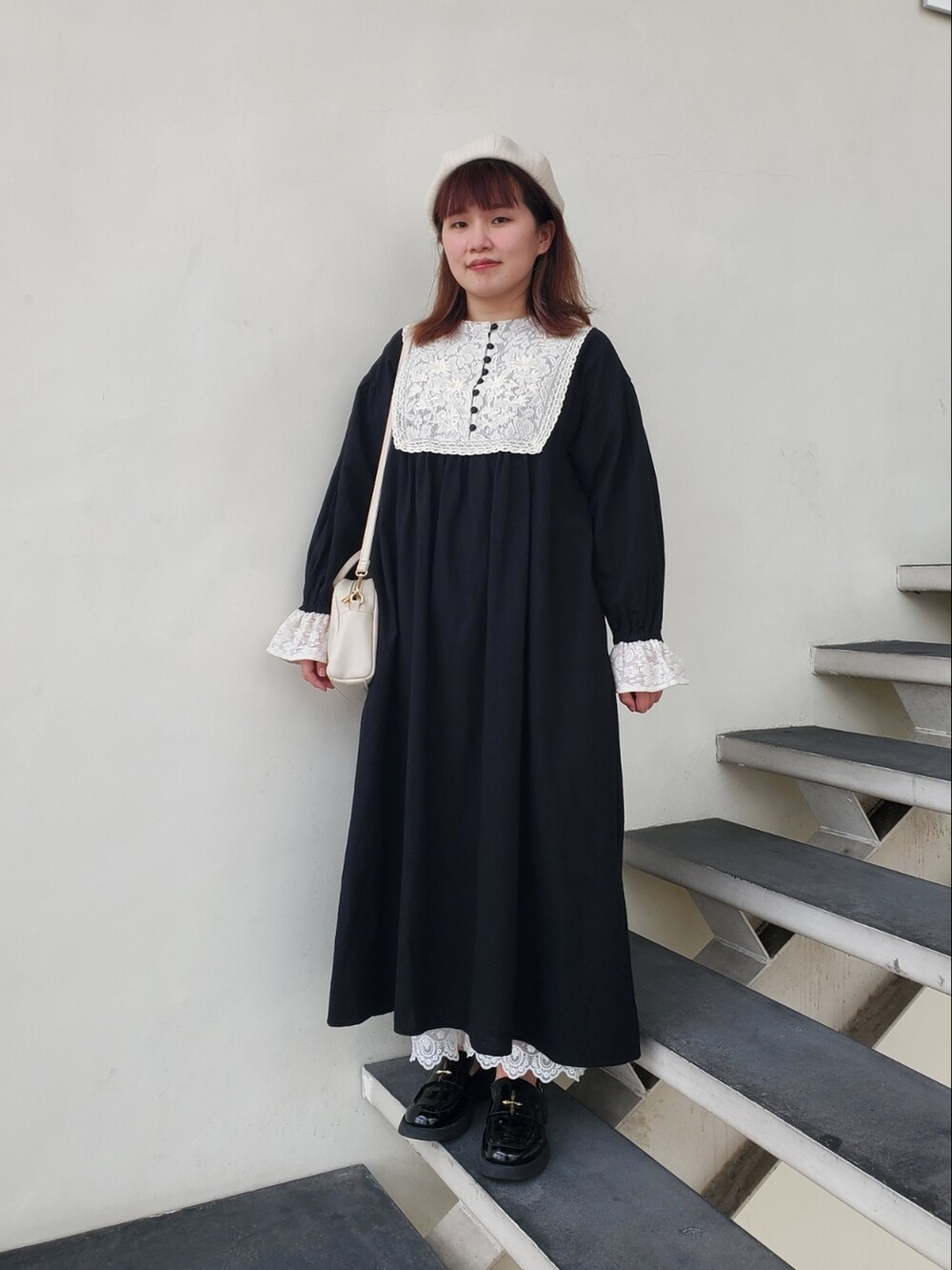「ootd、春コーデ、大人カジュアル、刺繍、刺繍ワンピース、黑白搭配、復古、vintage」｜「Samansa Mos2の胸元メッシュレースと刺繍のワンピース（ワンピース、ブラック系）」を使った、呱呱🍯さん（レディース・152cm）の春コーディネートの2枚目の写真