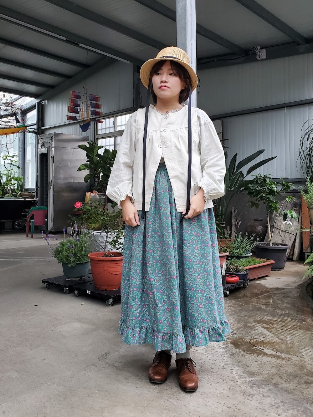 グリーン系のシャツ/ブラウス、グリーン系のスカート、ブラウン系のシューズを着用したレディースの春コーディネートの2枚目の写真