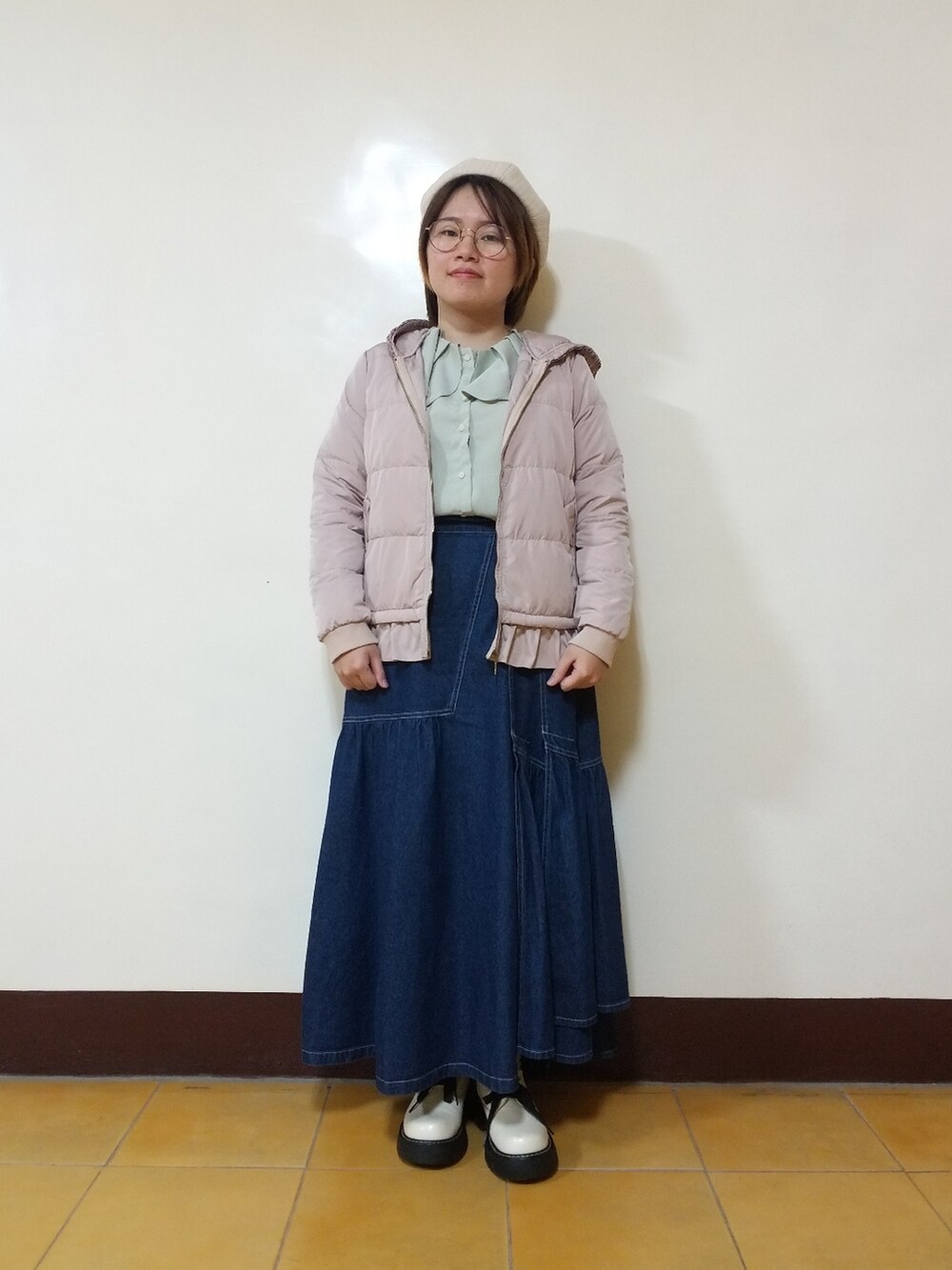 グリーン系のシャツ/ブラウス、ブルー系のデニムスカート、その他のカーディガン/ボレロを着用したレディースの春コーディネートの5枚目の写真