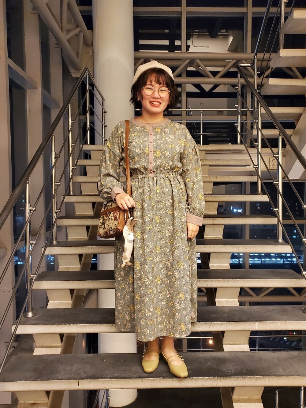 ブルー系のワンピース、グリーン系のパンプス、イエロー系のショルダーバッグを着用したレディースの春コーディネートの2枚目の写真