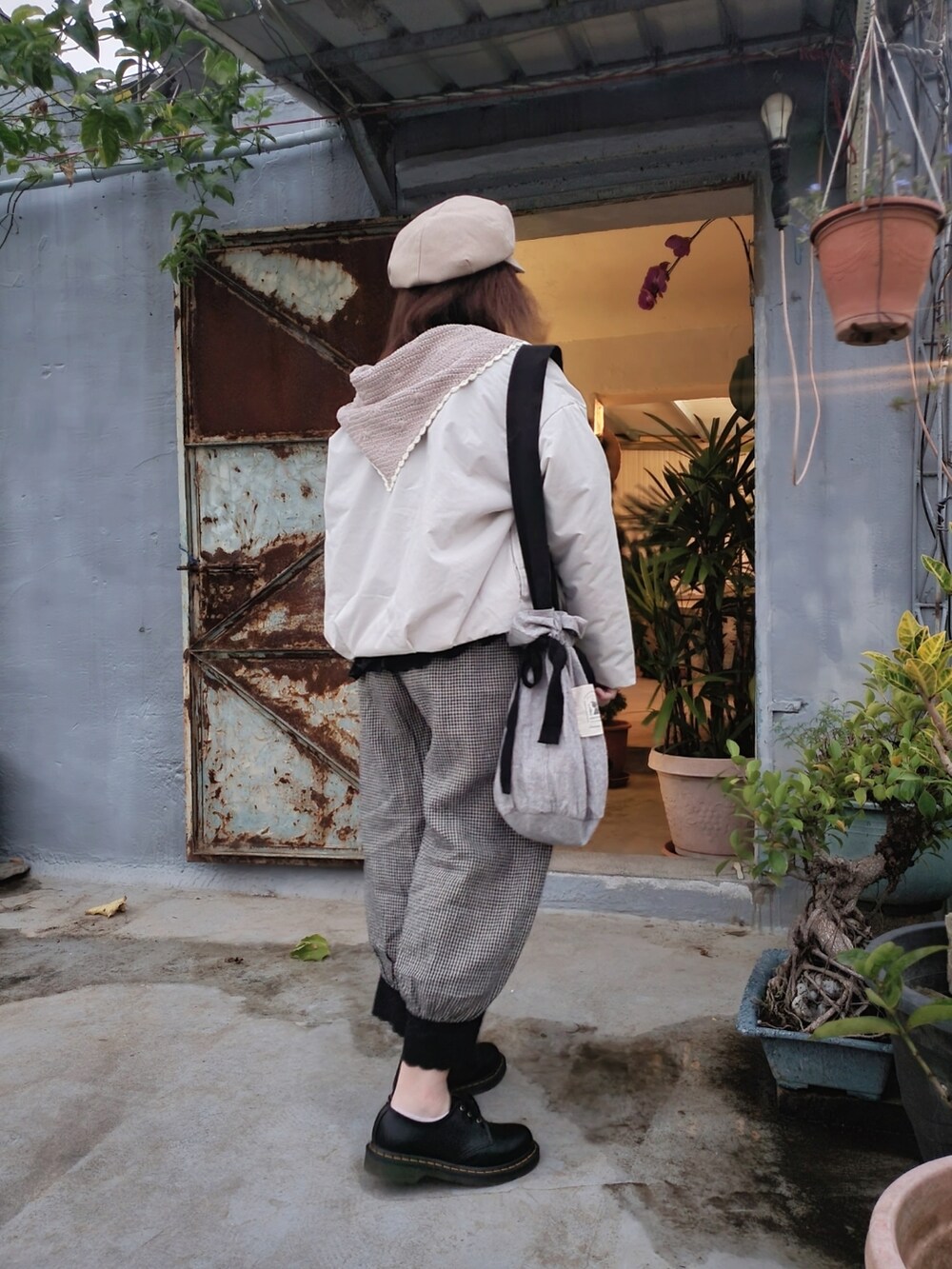 「春服デビュー宣言、春コーデ、大人カジュアル、大人かわいい、低身長、復古、vintage、休閒、Samansa Mos2」｜「Samansa Mos2のアイテム（シャツ/ブラウス、ブラック系）」を使った、呱呱🍯さん（レディース・152cm）の春コーディネートの2枚目の写真