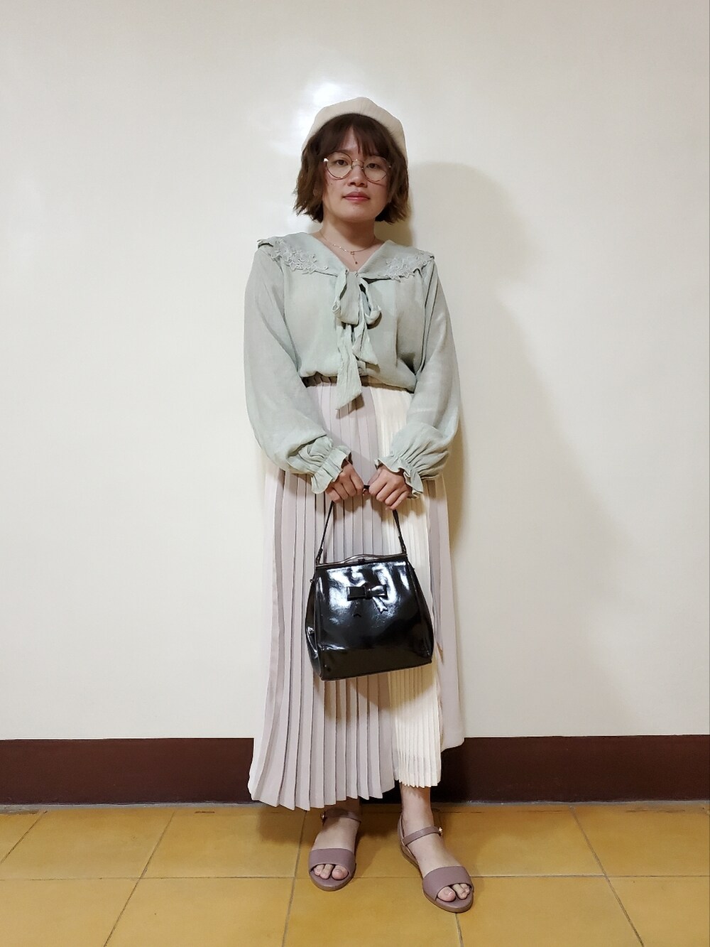 「春コーデ、大人カジュアル、大人コーデ、差し色、色違いコーデ、低身長、出勤コーデ」｜「ehka sopoの無地／チェックショート丈開襟シャツ【セットアップ可】（シャツ/ブラウス、ベージュ系）」を使った、呱呱🍯さん（レディース・152cm）の春コーディネートの2枚目の写真
