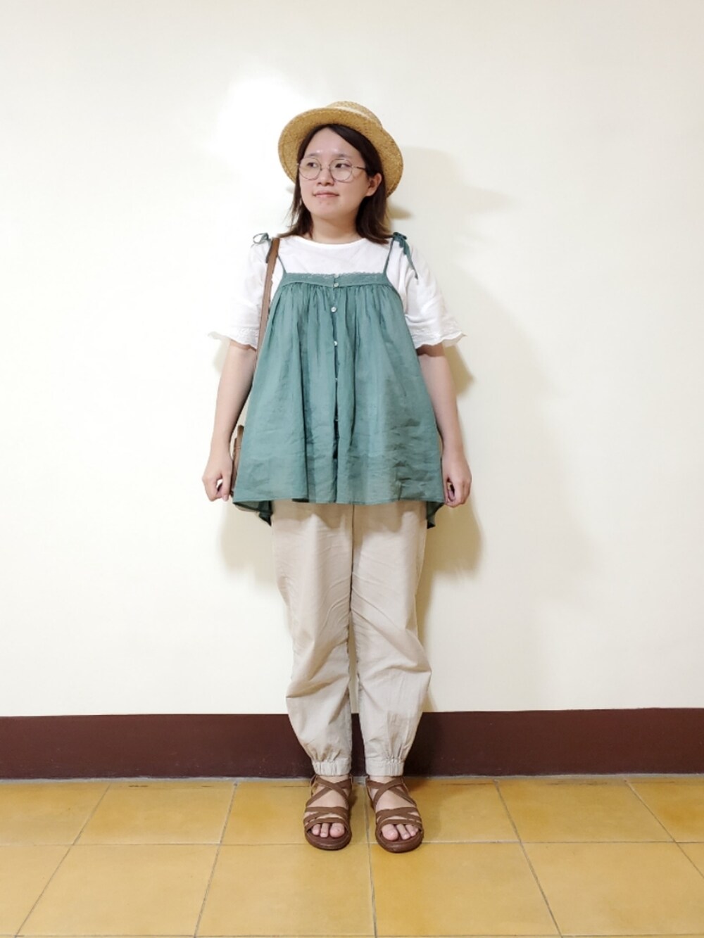 グリーン系のキャミソール、ホワイト系のシャツ/ブラウス、ベージュ系のその他パンツを着用したレディースの秋コーディネートの2枚目の写真