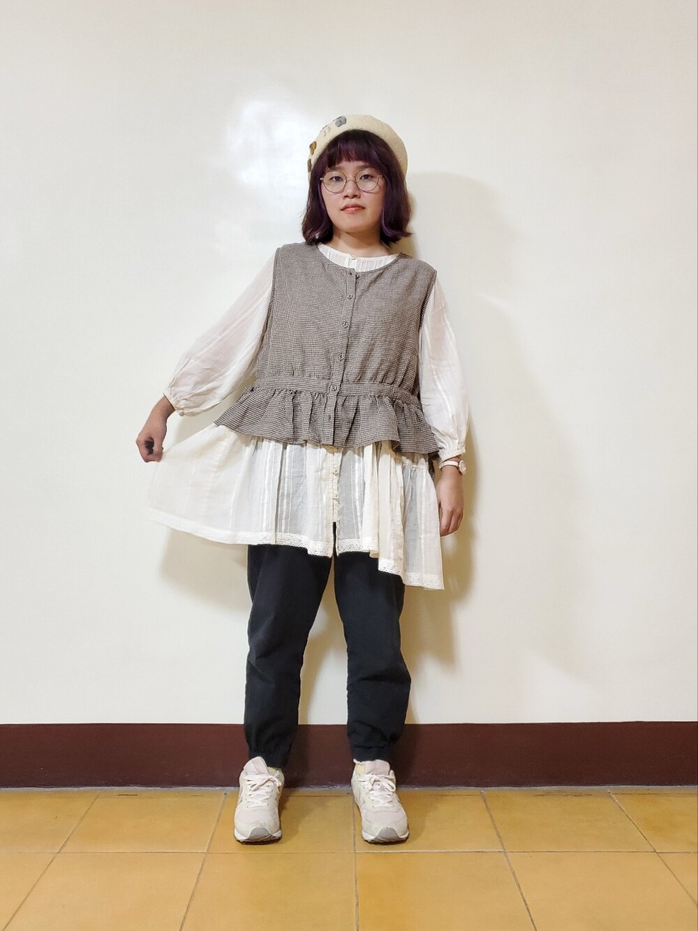 グレー系のベスト、ホワイト系のシャツ/ブラウス、ブラック系のその他パンツを着用したレディースの秋コーディネートの4枚目の写真