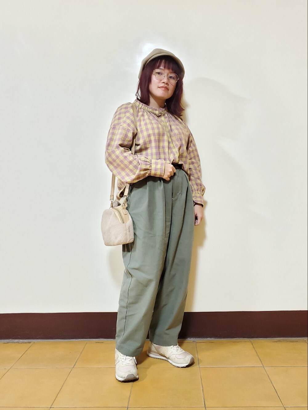 イエロー系のシャツ/ブラウス、グリーン系のその他パンツ、ベージュ系のシューズを着用したレディースの冬コーディネートの2枚目の写真