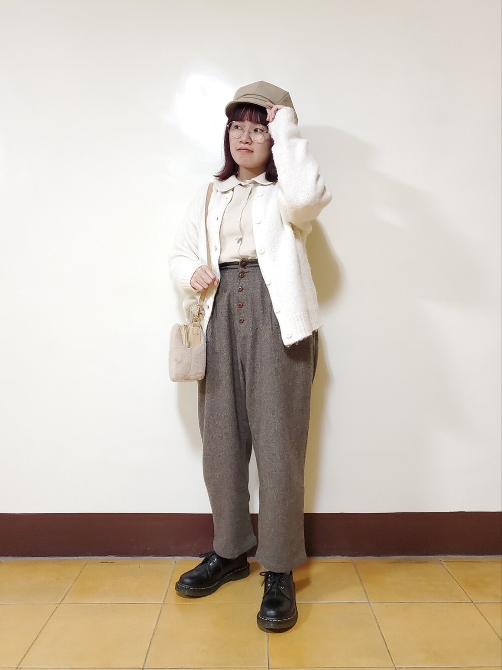 ベージュ系のシャツ/ブラウス、ブラック系のドレスシューズ、ベージュ系のトートバッグを着用したレディースの冬コーディネートの4枚目の写真