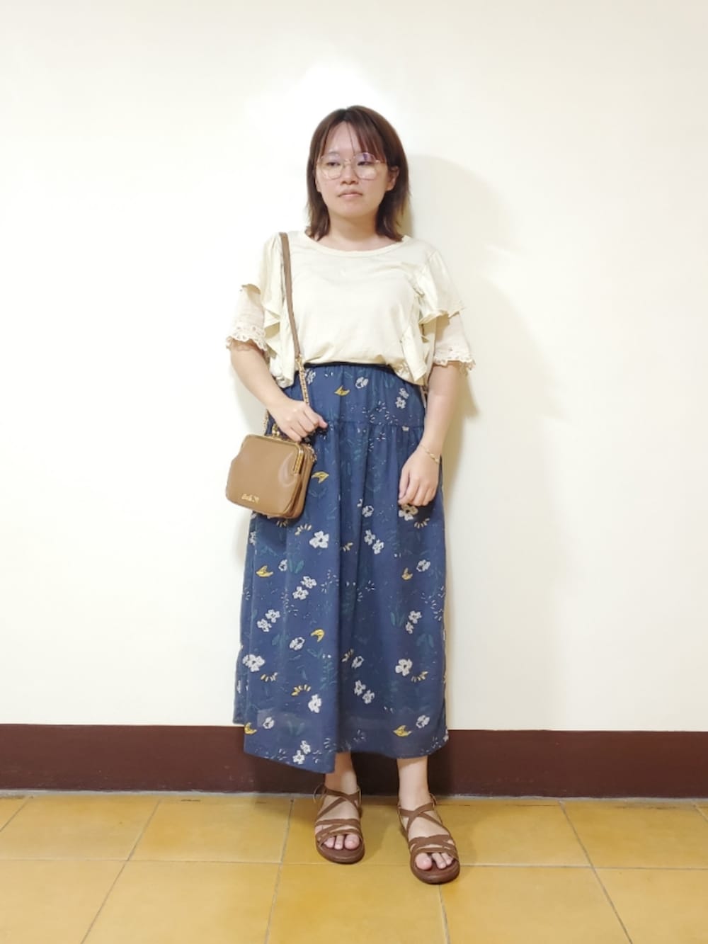 ホワイト系のTシャツ/カットソー、ブルー系のスカート、イエロー系のサンダルを着用したレディースの夏コーディネートの2枚目の写真