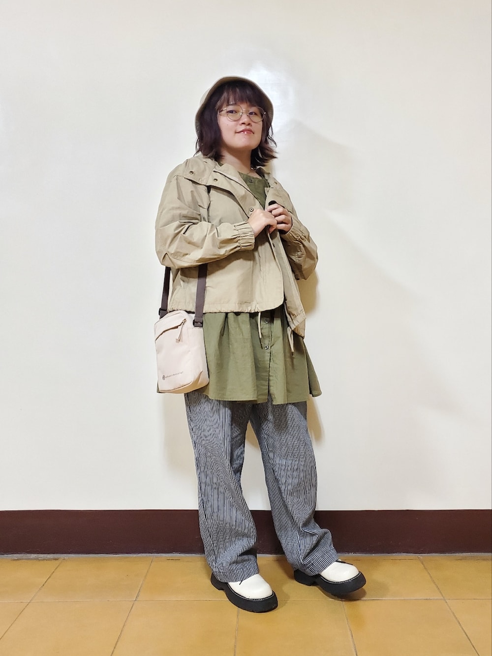 「秋コーデ、大人カジュアル、大人コーデ、刺繍、刺繍シャツ、混搭、休閒、配色」|「earth music&ecologyの3wayマウンテンパーカー *(マウンテンパーカー、ベージュ系)」を使った、呱呱🍯さん(レディース・152cm)の秋コーディネートの2枚目の写真
