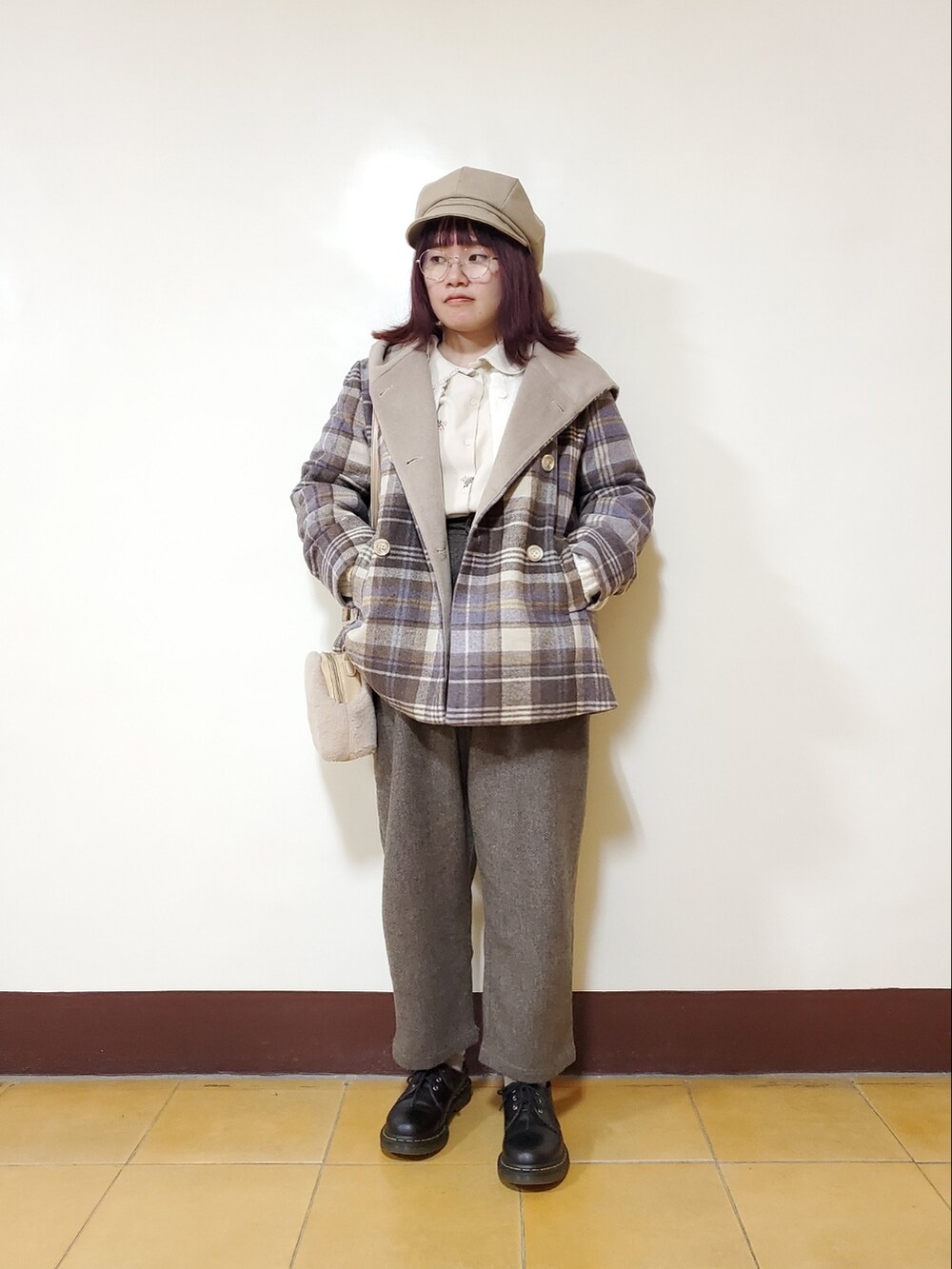 ベージュ系のシャツ/ブラウス、ブラック系のドレスシューズ、ベージュ系のトートバッグを着用したレディースの冬コーディネートの5枚目の写真