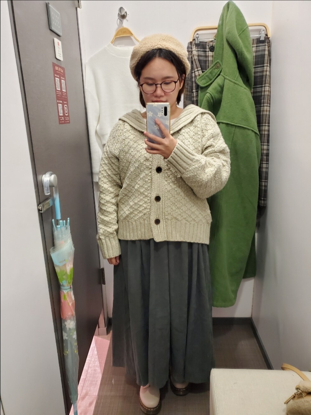 「新星WEARISTAにエントリー、ootd、秋冬コーデ、低身長、低身長女子、大人カジュアル、大人かわいい」｜「QUEEN SHOPのアイテム（ワンピース/ドレス、グレー系）」を使った、呱呱🍯さん（レディース・152cm）の冬コーディネートの4枚目の写真