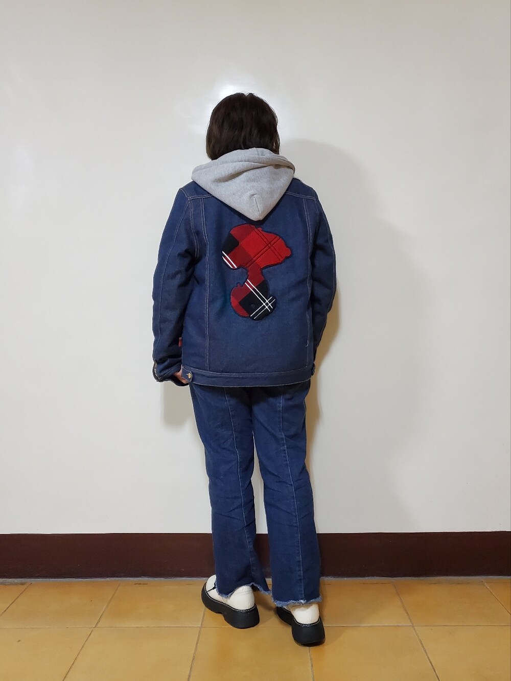 ブルー系のデニムジャケット、グリーン系のTシャツ/カットソー、ブルー系のデニムパンツを着用したレディースの春コーディネートの3枚目の写真