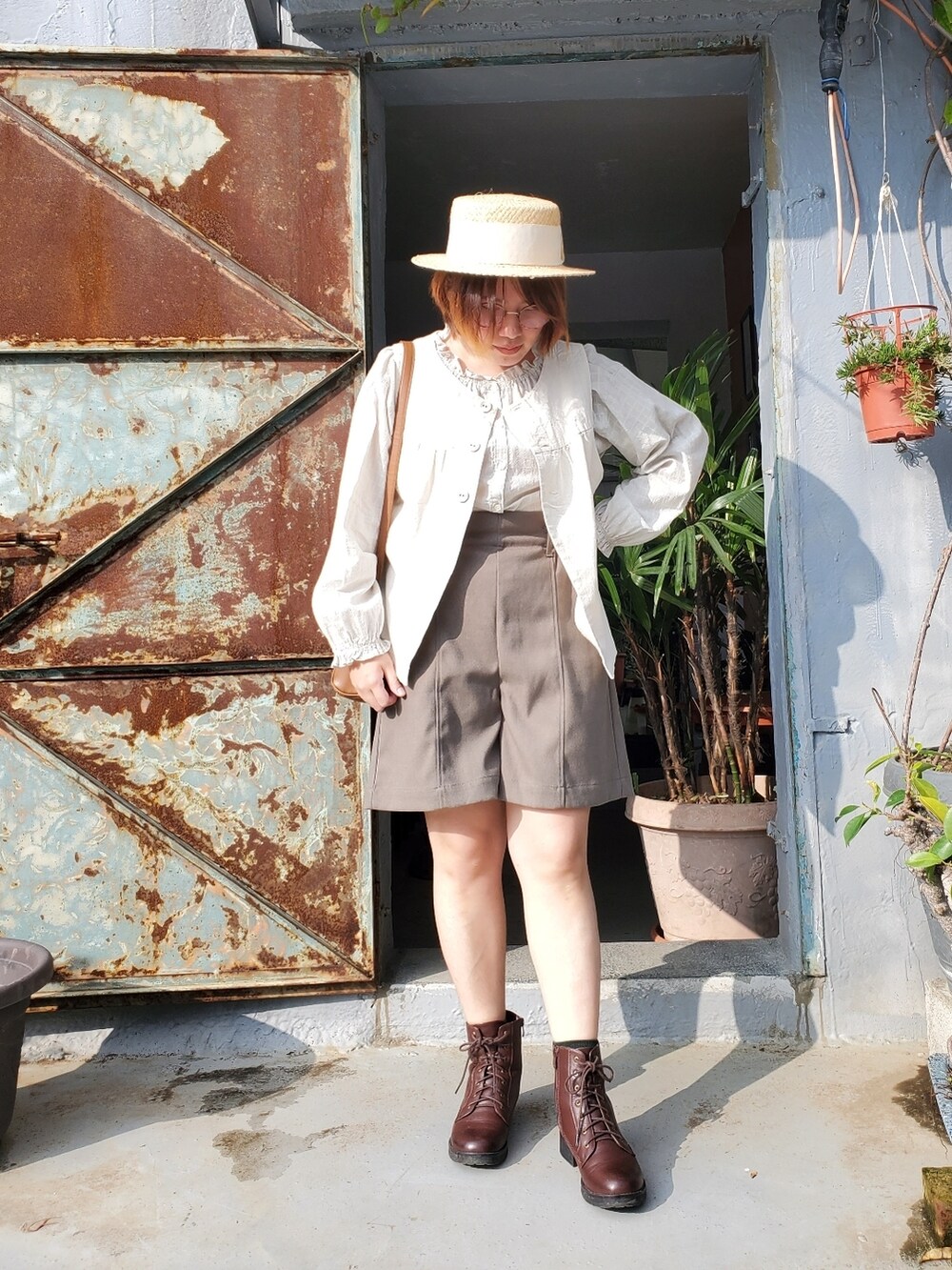 グリーン系のシャツ/ブラウス、グリーン系のその他パンツ、ブラウン系のブーツを着用したレディースの春コーディネートの2枚目の写真