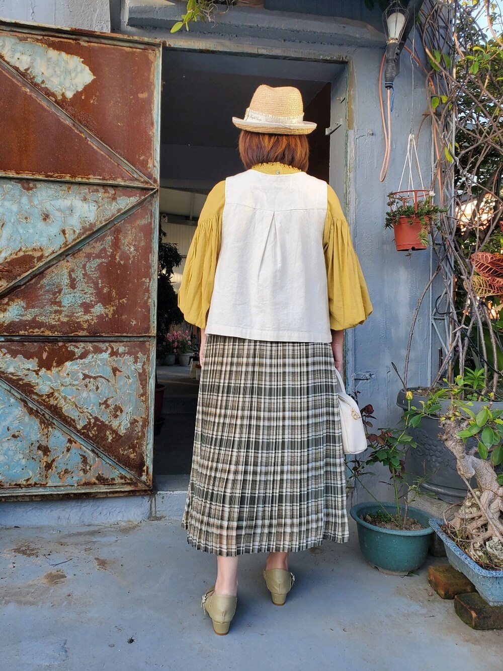 「春コーデ、大人カジュアル、大人コーデ、チェック柄、チェック柄スカート、チェック柄に恋してる、差し色、色違いコーデ」｜「Editt by YECCA VECCAのフリルギャザーブラウス　＊◆（シャツ/ブラウス、イエロー系）」を使った、呱呱🍯さん（レディース・152cm）の春コーディネートの4枚目の写真
