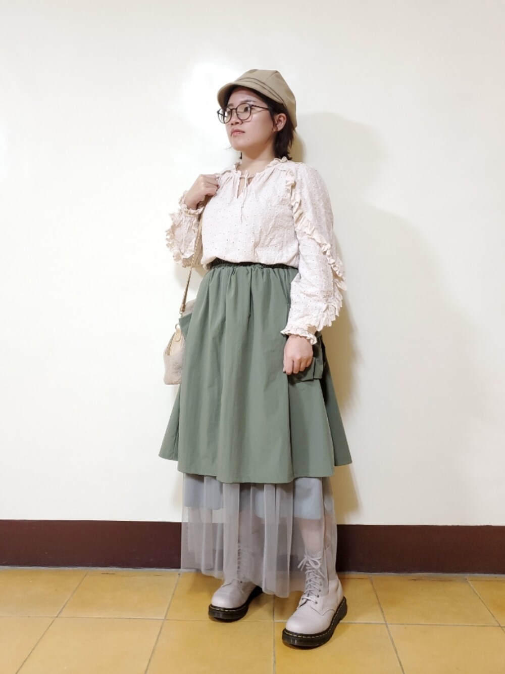 「新星WEARISTAにエントリー、ootd、街頭穿搭、大人カジュアル、大人女子、低身長、低身長女子、刺繍、色合わせ」｜「COCO DEALのアイテム（シャツ/ブラウス、ベージュ系）」を使った、呱呱🍯さん（レディース・152cm）の冬コーディネートの3枚目の写真