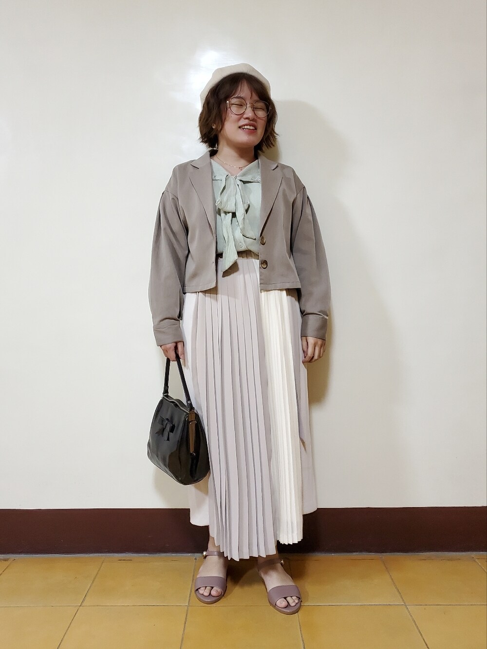 「春コーデ、大人カジュアル、大人コーデ、差し色、色違いコーデ、低身長、出勤コーデ」｜「ehka sopoの無地／チェックショート丈開襟シャツ【セットアップ可】（シャツ/ブラウス、ベージュ系）」を使った、呱呱🍯さん（レディース・152cm）の春コーディネートの3枚目の写真