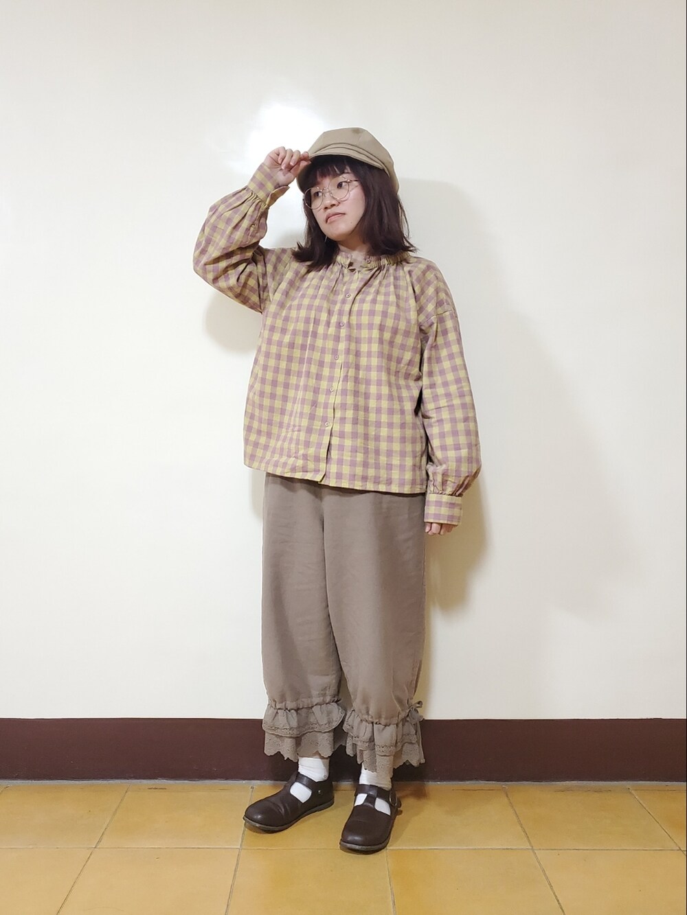 グリーン系のダウンジャケット/コート、イエロー系のシャツ/ブラウス、ブラウン系のその他パンツを着用したレディースの春コーディネートの3枚目の写真