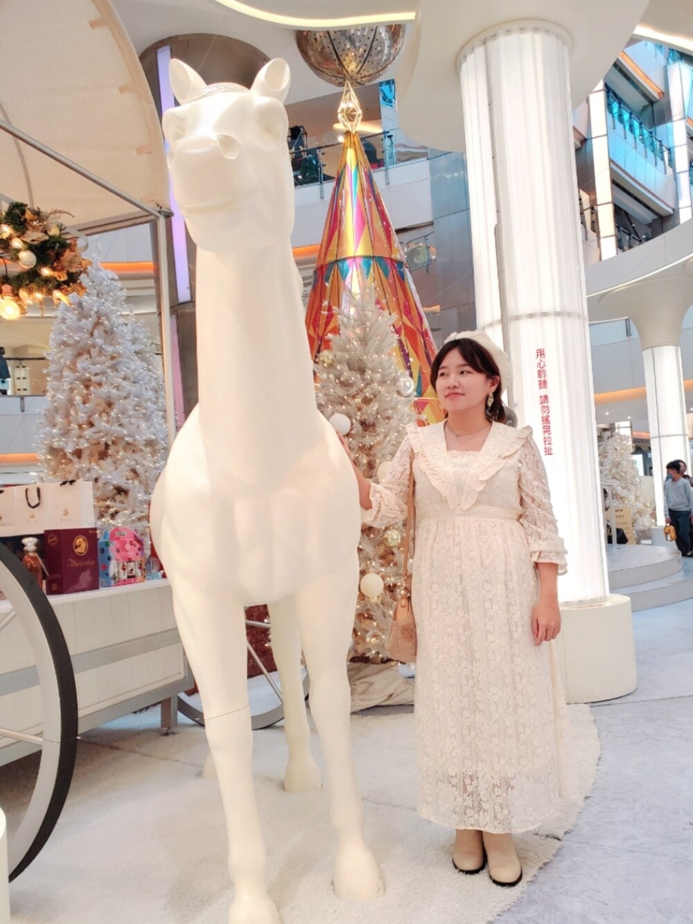 「新星WEARISTAにエントリー、ootd、大人カジュアル、大人コーデ、大人女子、低身長、低身長女子、淡色コーデ、淡色女子、洋裝」｜「Lady Closetのアイテム（ワンピース、ホワイト系）」を使った、呱呱🍯さん（レディース・152cm）の冬コーディネートの4枚目の写真