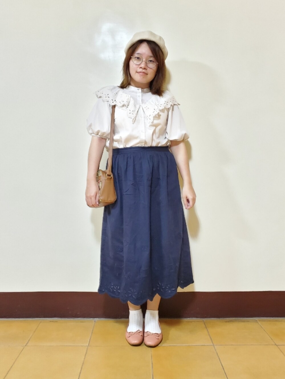 「ootd、夏、街頭穿搭、復古、休閒、大人カジュアル、大人コーデ、低身長、低身長女子、刺繍、刺繍スカート」｜「SLURRのレースフリルブラウス（シャツ/ブラウス、グレー系）」を使った、呱呱🍯さん（レディース・152cm）の秋コーディネートの2枚目の写真