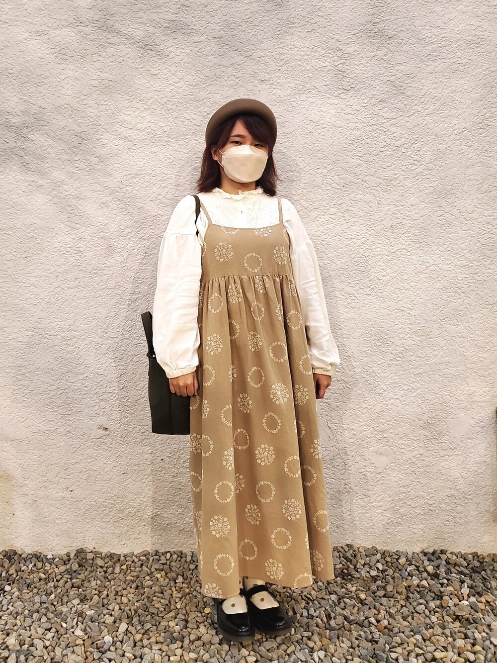 ホワイト系のシャツ/ブラウス、ベージュ系のワンピース、ブラック系のドレスシューズを着用したレディースの秋コーディネートの2枚目の写真