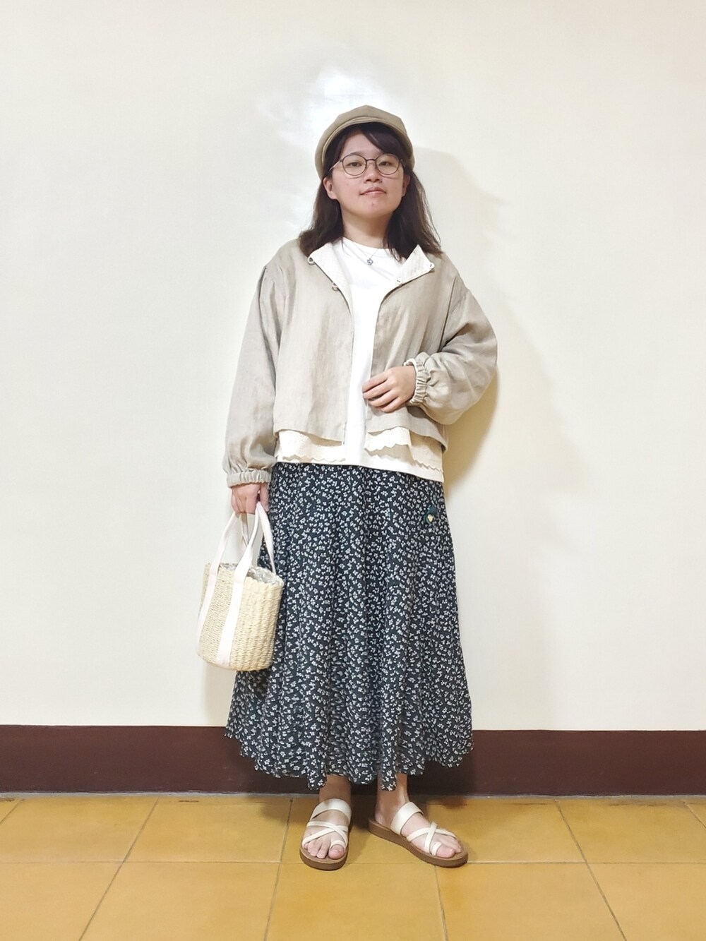 「お出かけコーデ日記、ootd、大人カジュアル、大人コーデ、刺繍、花柄スカート、低身長、低身長コーデ」｜「POU DOU DOUの袖フラワー刺繍プルオーバー（Tシャツ/カットソー、ホワイト系）」を使った、呱呱🍯さん（レディース・152cm）の夏コーディネートの2枚目の写真