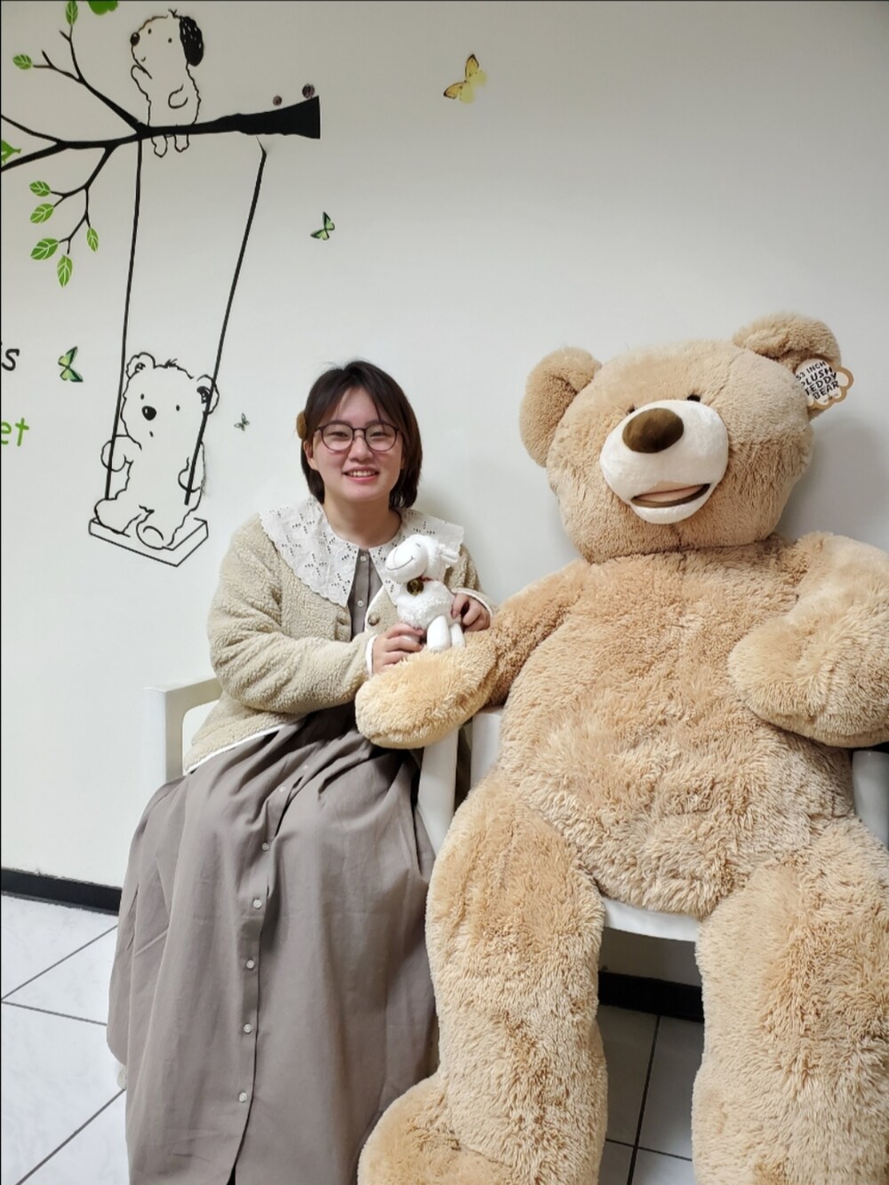 ベージュ系のワンピース、ベージュ系のジャケット/アウター、ピンク系のシューズを着用したレディースの冬コーディネートの2枚目の写真