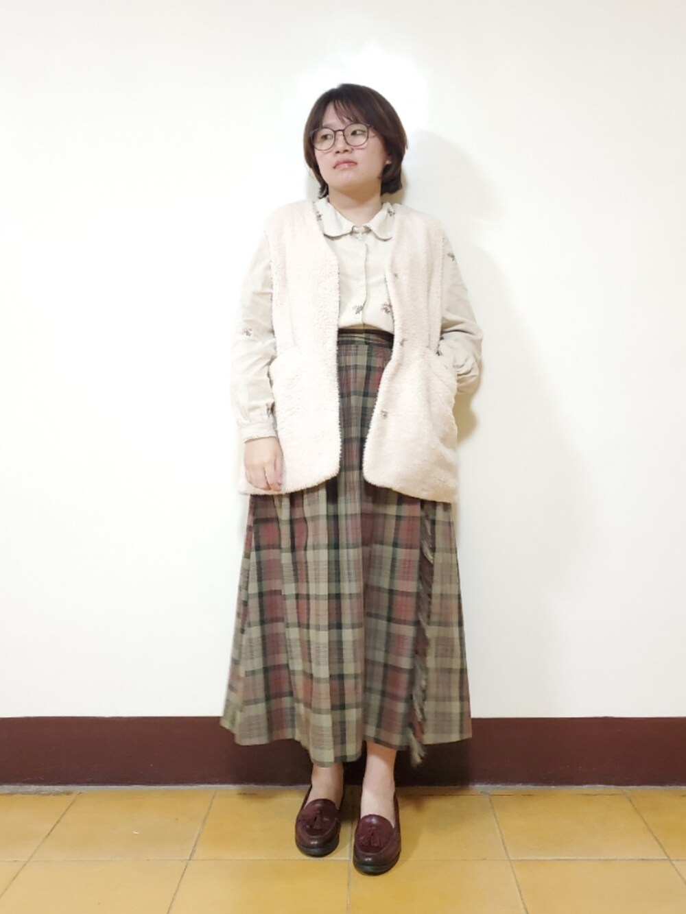 「冬を彩る色いろコーデ、ootd、街頭穿搭、復古、低身長、低身長コーデ、大人カジュアル、大人コーデ、刺繍、刺繍シャツ、冬コーデ」｜「Koreaのアイテム（シャツ/ブラウス、ベージュ系）」を使った、呱呱🍯さん（レディース・152cm）の冬コーディネートの3枚目の写真