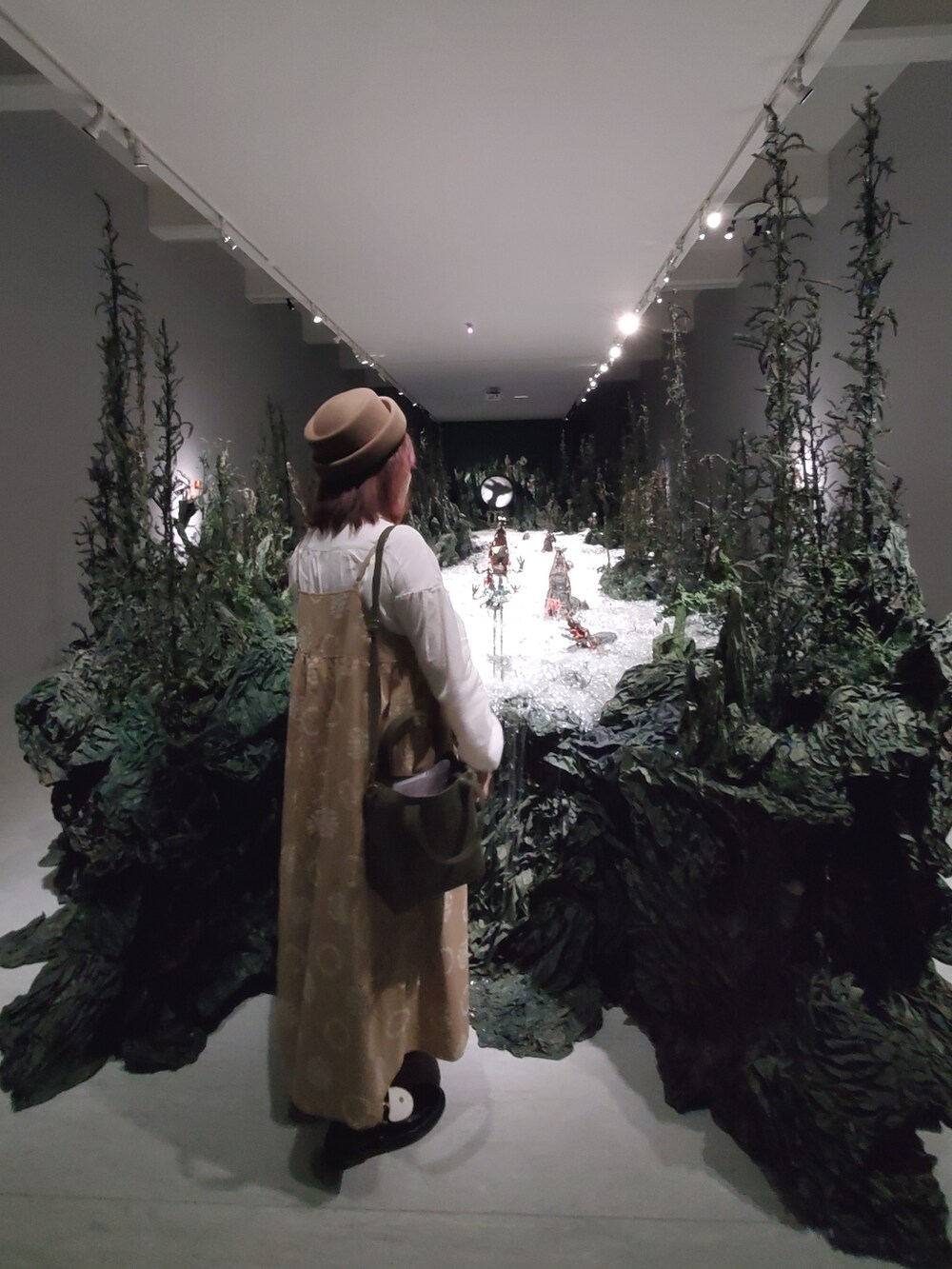 ホワイト系のシャツ/ブラウス、ベージュ系のワンピース、ブラック系のドレスシューズを着用したレディースの秋コーディネートの3枚目の写真