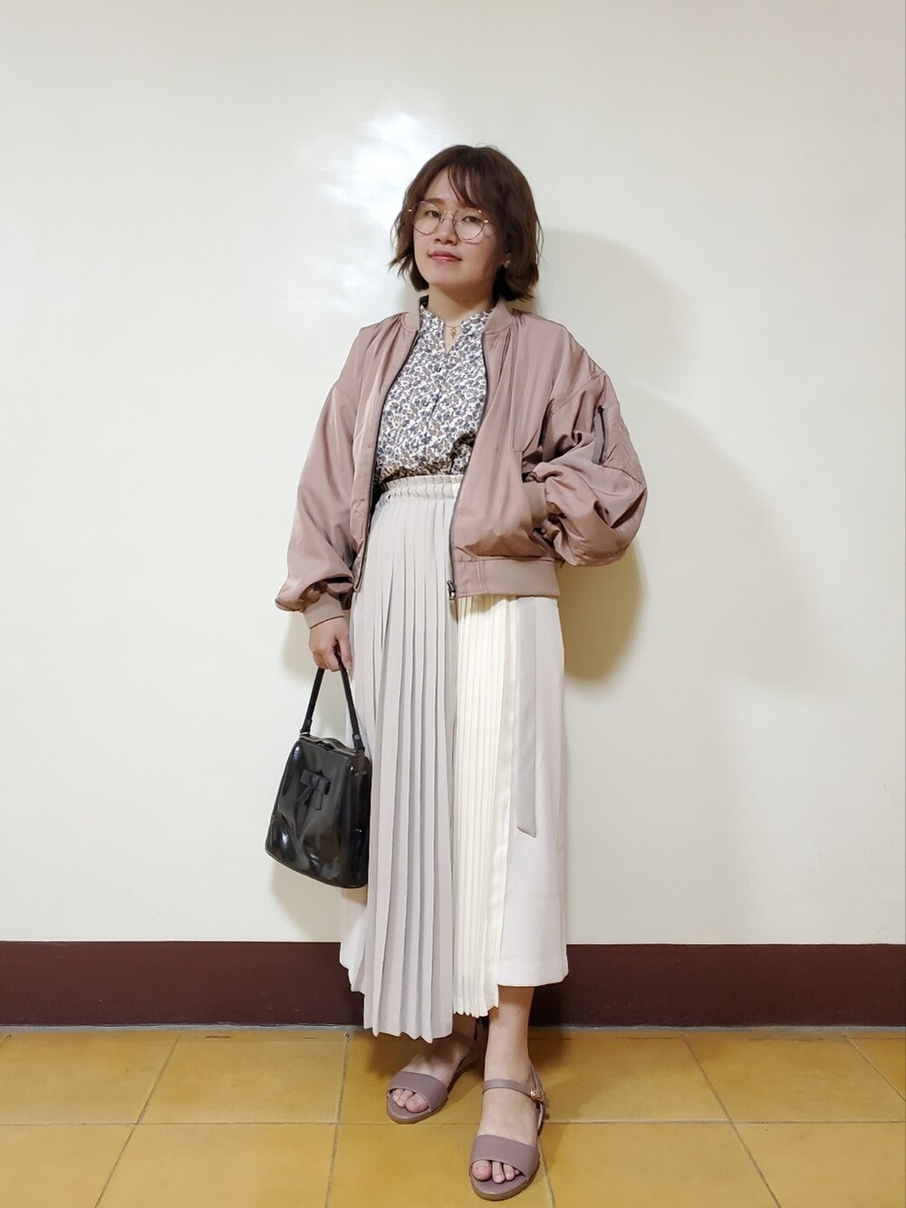 「春コーデ、春夏コーデ、大人カジュアル、大人コーデ、大人女子、異素材、切り替え、花柄、花柄シャツ」｜「YECCA VECCAの2way花柄ボリューム袖ブラウス（シャツ/ブラウス、ホワイト系）」を使った、呱呱🍯さん（レディース・152cm）の夏コーディネートの3枚目の写真