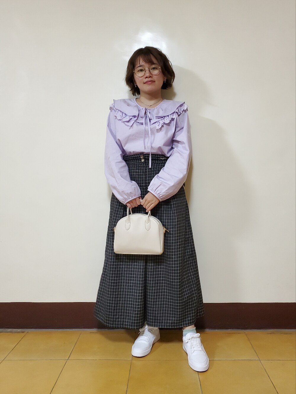 「春コーデ、夏コーデ、大人カジュアル、大人コーデ、チェック柄に恋してる、チェック柄、チェック柄パンツ、パンツ、低身長」｜「KoreaのA37 0220(強推)雙胞胎歐膩家雙層荷葉布蕾絲綁帶上衣2色（シャツ/ブラウス、パープル系）」を使った、呱呱🍯さん（レディース・152cm）の春コーディネートの2枚目の写真