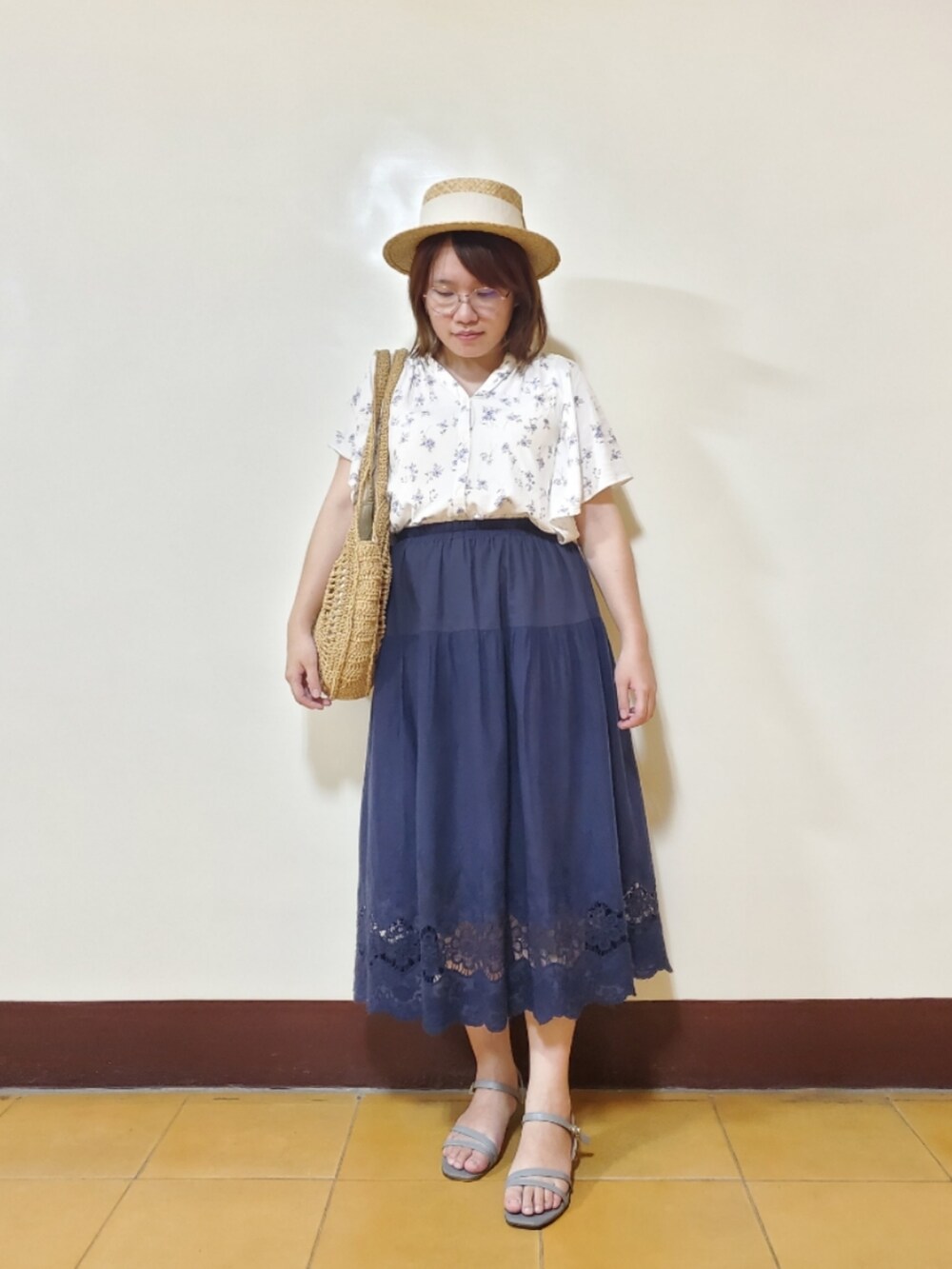 ホワイト系のシャツ/ブラウス、ブルー系のスカート、ブルー系のサンダルを着用したレディースの夏コーディネートの2枚目の写真