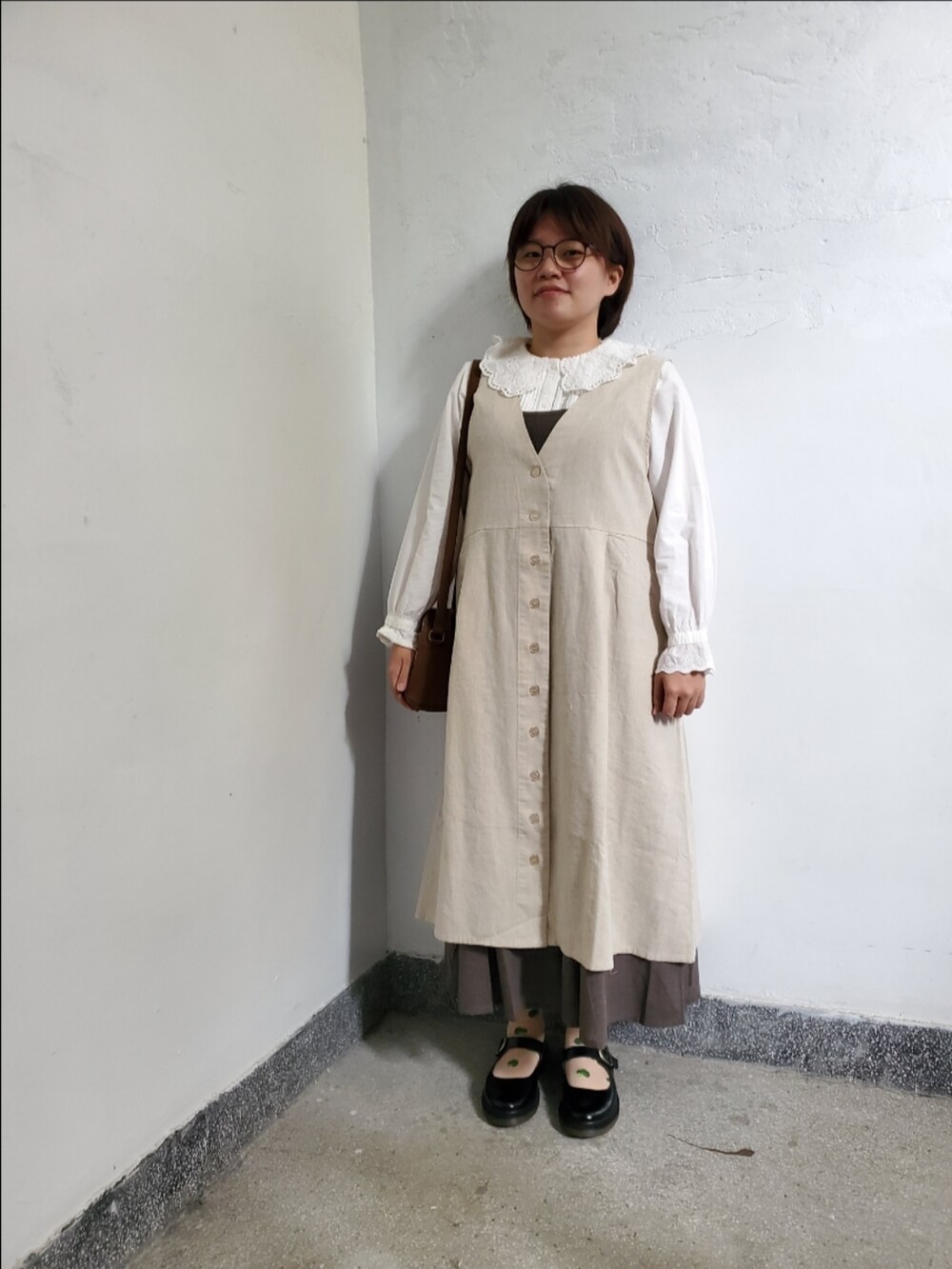「重ね着ベストシーズン、ootd、街頭穿搭、復古、秋コーデ、vintage、大人カジュアル、大人かわいい、低身長、低身長女子、SM2、Samansa Mos2、刺繍シャツ」｜「Samansa Mos2のセットジレワンピース（ワンピース、ホワイト系）」を使った、呱呱🍯さん（レディース・152cm）の秋コーディネートの3枚目の写真