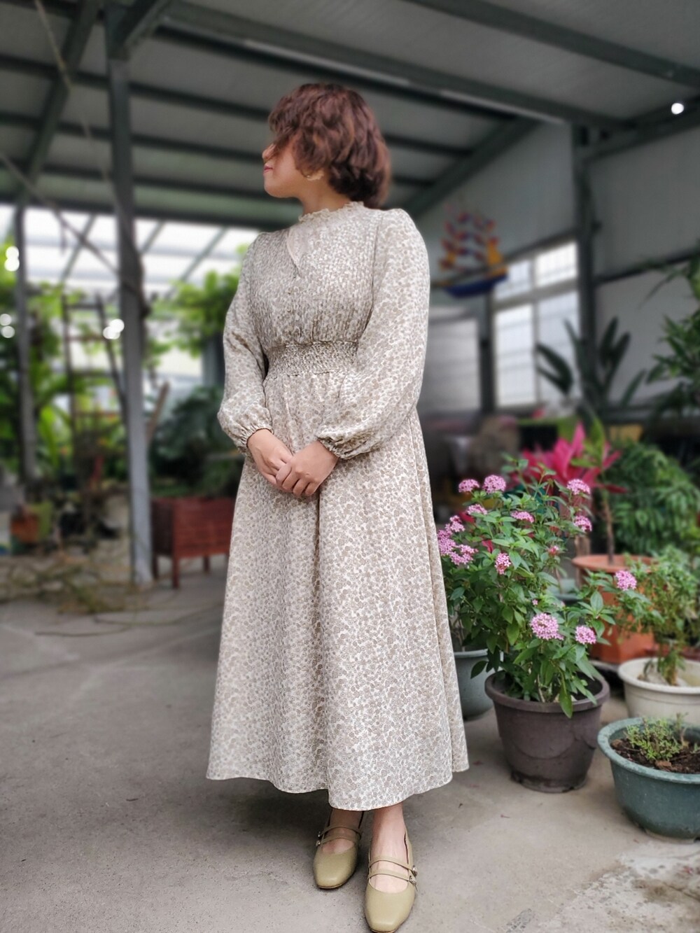 「春コーデ、大人カジュアル、大人コーデ、花柄、花柄ワンピース、低身長、淡色コーデ」|「SLURRの【マシンウォッシャブル】フラワー刺繍透かしカーディガン(カーディガン/ボレロ、ピンク系)」を使った、呱呱🍯さん(レディース・152cm)の春コーディネートの3枚目の写真