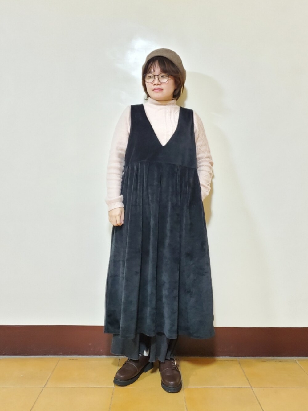 ベージュ系のニット/セーター、ピンク系のニット/セーター、ブラック系のジャンパースカートを着用したレディースの冬コーディネートの2枚目の写真