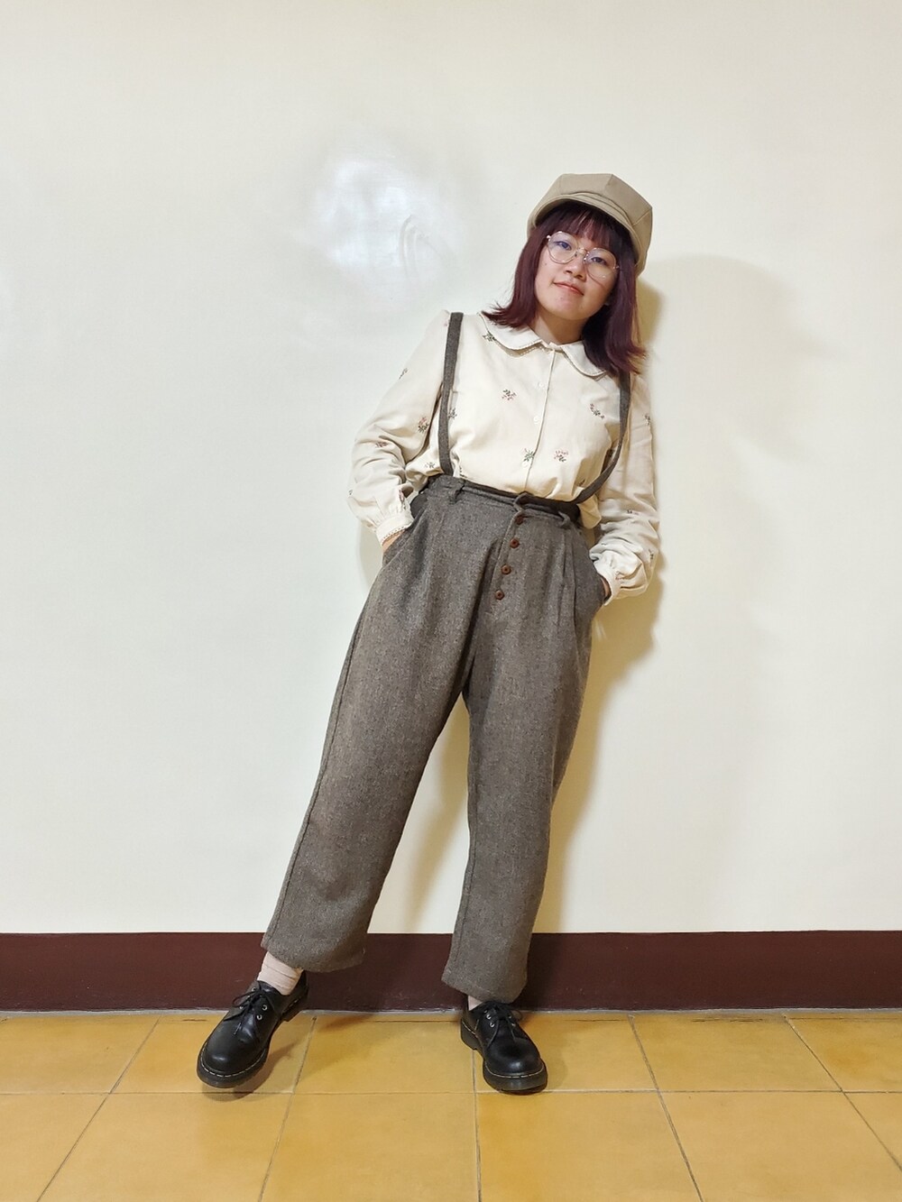 ベージュ系のシャツ/ブラウス、ブラック系のドレスシューズ、ベージュ系のトートバッグを着用したレディースの冬コーディネートの2枚目の写真