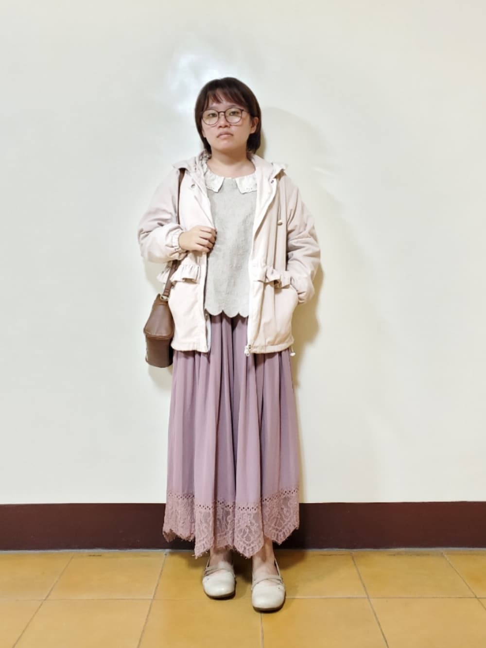 「ootd、重ね着ベストシーズン、街頭穿搭、休閒、混搭、刺繍、刺繍シャツ、大人カジュアル、大人かわいい、低身長、低身長女子」｜「no brandのアイテム（ポロシャツ、ベージュ系）」を使った、呱呱🍯さん（レディース・152cm）の秋コーディネートの2枚目の写真