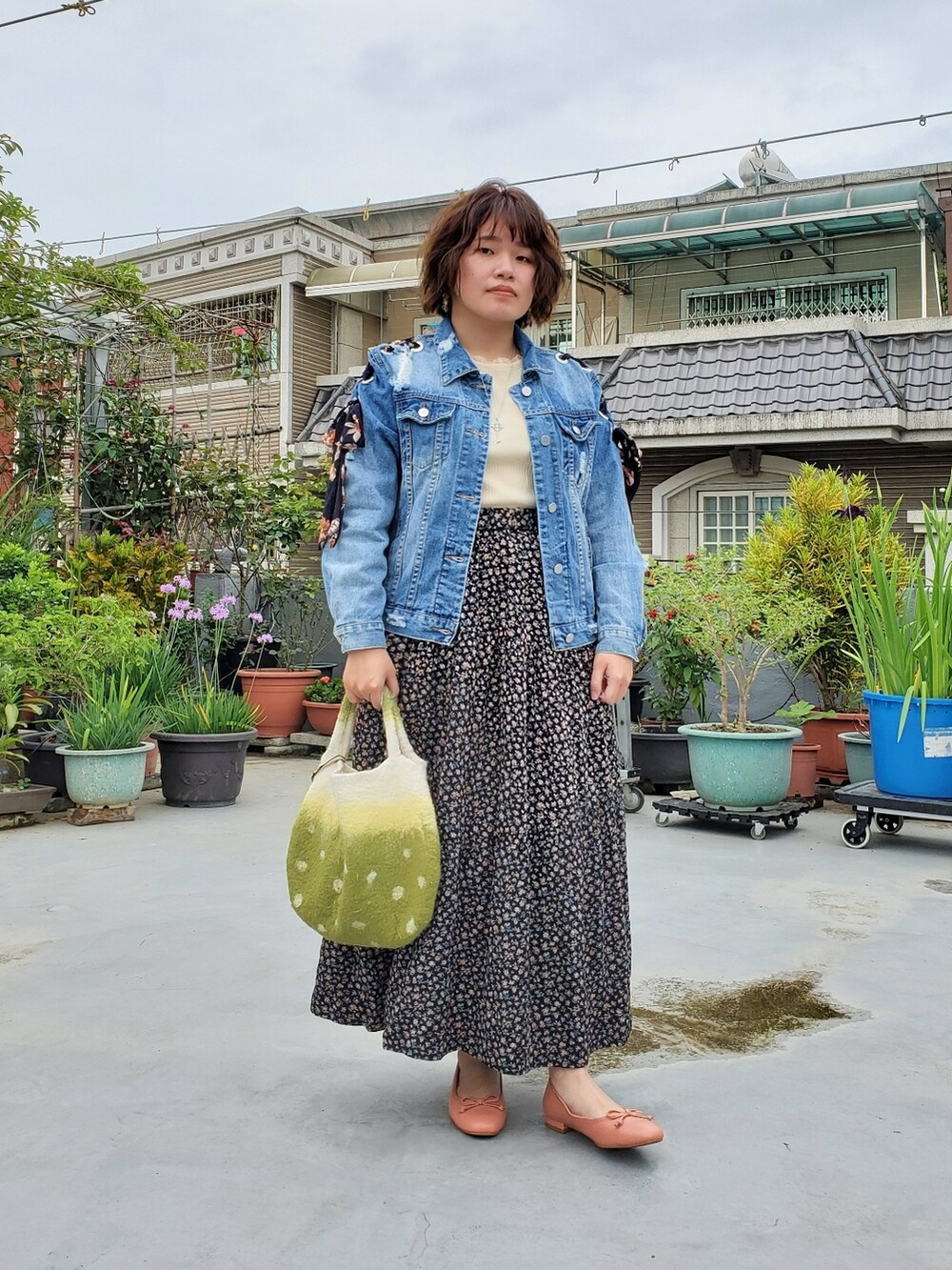 「春コーデ、大人カジュアル、大人女子、花柄、花柄スカート、低身長、色違いコーデ、差し色」｜「zoeのアイテム（デニムジャケット、ブルー系）」を使った、呱呱🍯さん（レディース・152cm）の春コーディネートの4枚目の写真