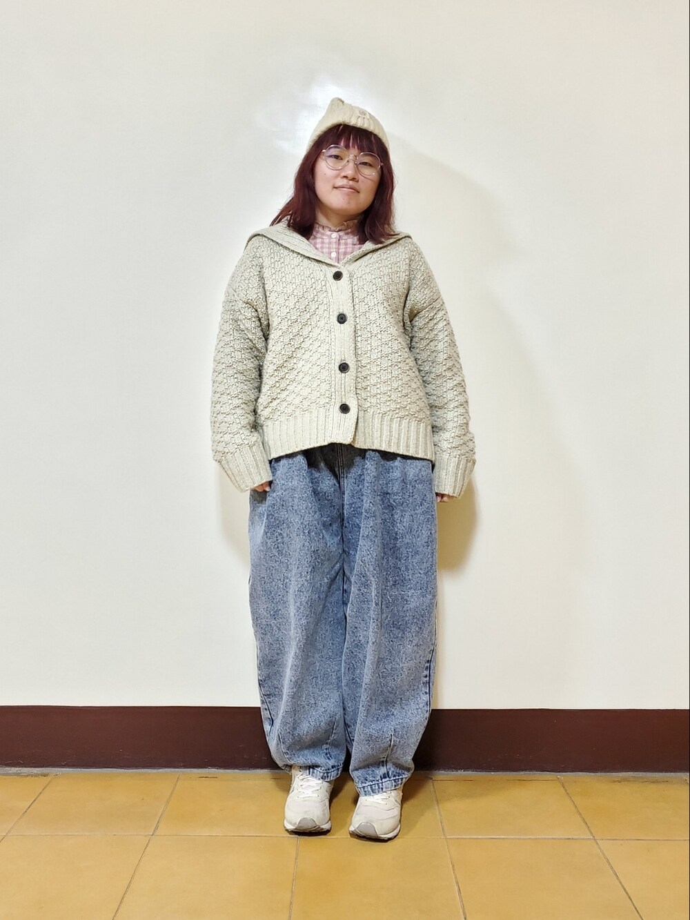 ピンク系のシャツ/ブラウス、ベージュ系のニット/セーター、ブルー系のデニムパンツを着用したレディースの冬コーディネートの3枚目の写真